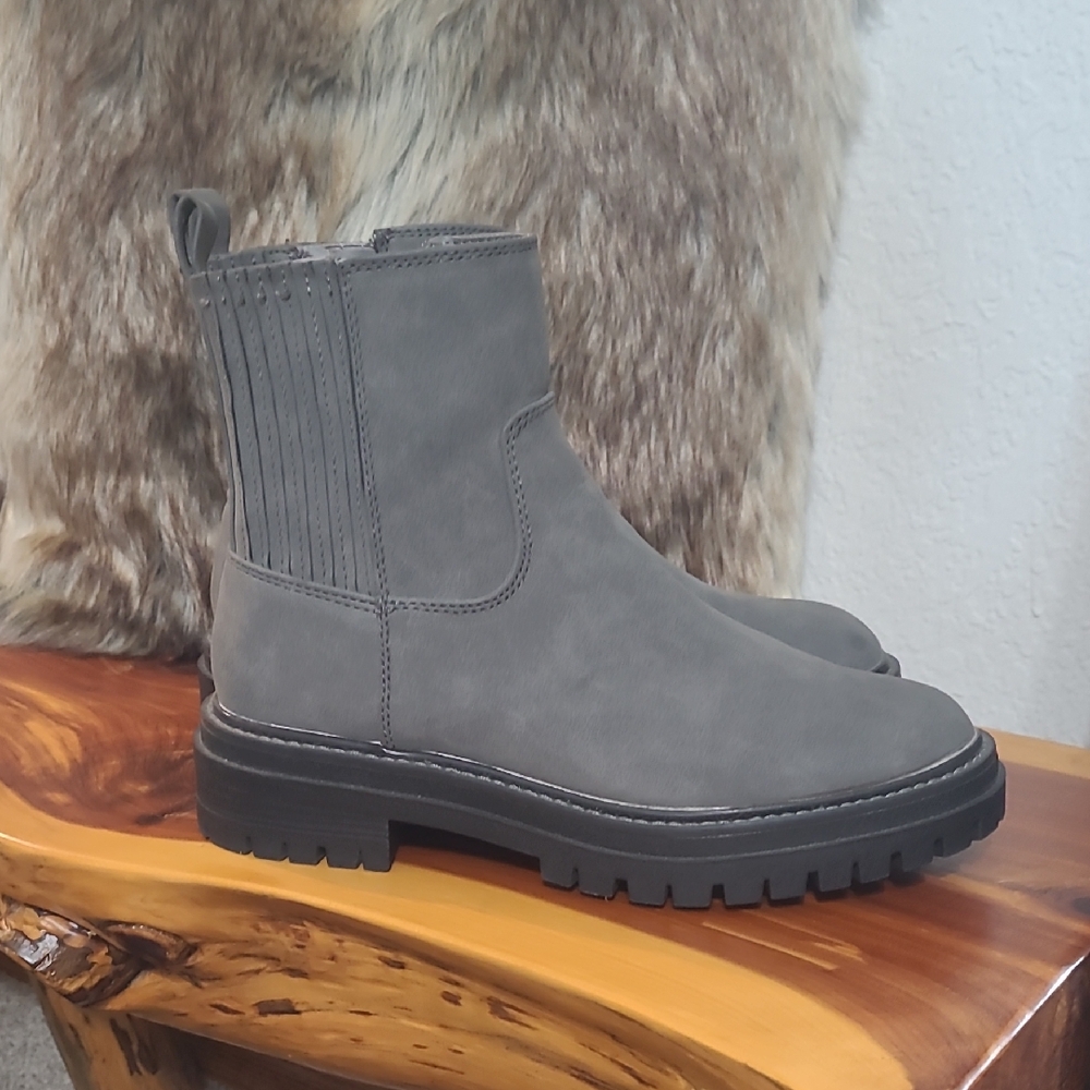 Time and Tru Women's Gray Boots